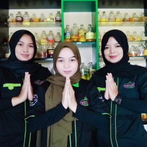 3 orang petugas mulegh berbaju hijau tua memberi salam