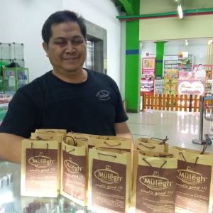 kosumen pria berbaju hitam memborong produk mulegh