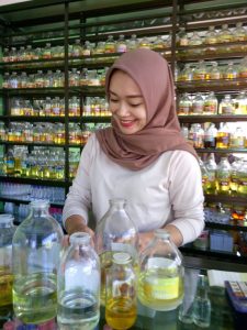 perempuan berhijab meracik parfum