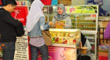 Pelayanan ramah dengan senyum oleh seller kepada pelanggan