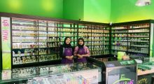dua petugas gerai mulegh berdampingan latar belakang etalase parfum